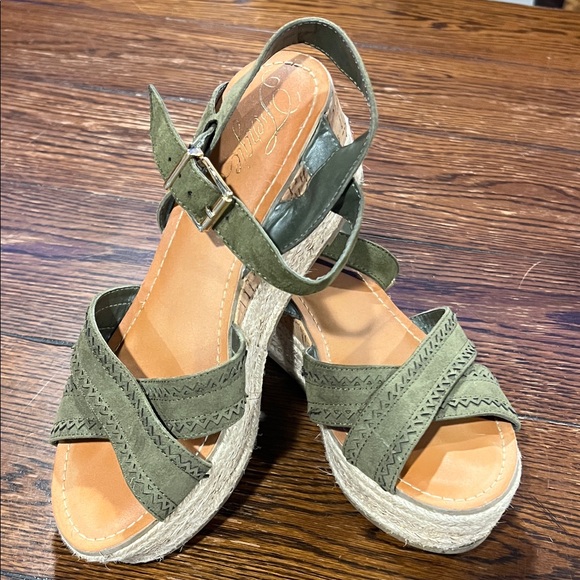 Fergie Olive Green Espadrille Sandals - Picture 1 of 4